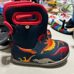 Bogs Infant/toddler size 6 Insulated Dinosaur Boots